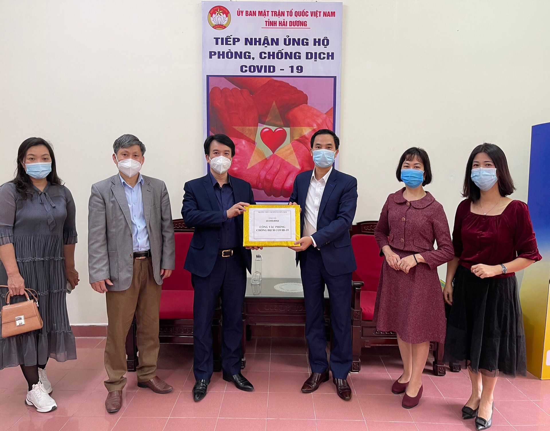 Thầy trò trường THPT chuyên Nguyễn Trãi ủng hộ công tác phòng chống dịch Covid -19: “một miếng khi đói bằng một gói khi no”